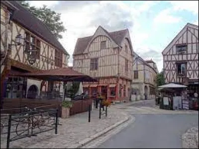 Quelle est cette ville de 11 000 habitants, située dans l'est du département, connue pour ses remparts et ses rues anciennes ?