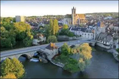 Quelle est cette ville de 12 000 habitants, située dans le sud du département près de Fontainebleau, dont le site a inspiré Alfred Sisley ?