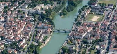 Quelle est cette ville de 10 000 habitants située sur la Marne à son confluent avec le Petit Morin ?