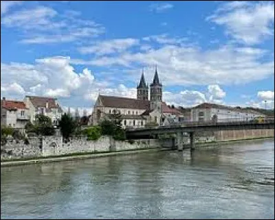 Quelle est cette ville de 43 000 habitants, traversée par la Seine, préfecture du département ?