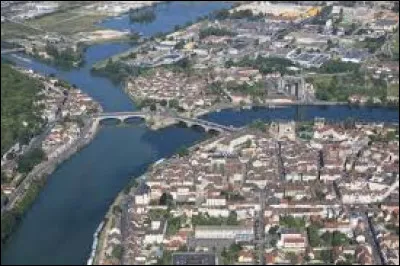 Quelle est cette ville de 21 000 habitants, située aux confins du Gâtinais et de la Brie et au confluent de l'Yonne et de la Seine ?