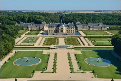 Quel est ce château du XVIIe siècle, situé près de Melun, construit pour le surintendant des finances de Louis XIV, Nicolas Fouquet ?