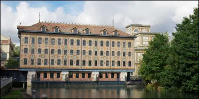 Quel est cette entreprise qui a installé, sur la Marne à Noisiel, une chocolaterie dont le bâtiment "Le Moulin Saulnier" est classé au titre des monuments historiques ?