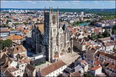 Quelle est cette ville de 56 000 habitants, traversée par la Marne, première ville du département par la population ?