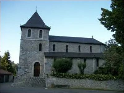 Vous avez sur cette image l'église Saint-Jean-l'Évangéliste, à Sacoué. Petit village Bigourdan, peuplé de 84 habitants, il se situe dans l'ex région ...