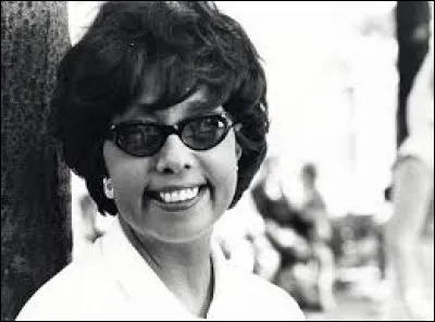 Dans quelle ville va-t-elle produire un discours contre la politique de l'apartheid, en 1963 ?