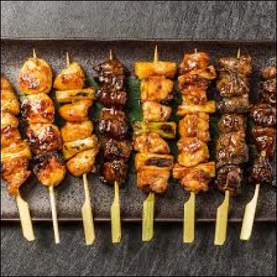 Dans la cuisine japonaise, comment appelle-t-on une brochette de poulet ?