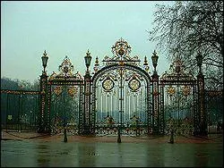 Quel est ce parc paysager franais qui s'tend sur 117 hectares dont 6 consacrs  son zoo, et dans lequel on admire les grandes serres, l'orangerie, la roseraie et le jardin botanique ?