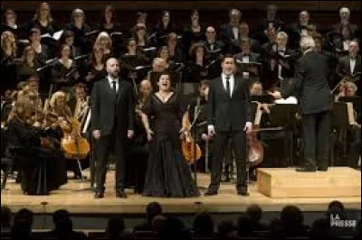 Quel lieutenant veut courtiser Carmen à la fin de l'acte 2 ?