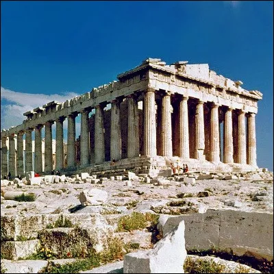 Quel homme dÉtat athénien, surnommé lOlympien, a commandé la construction du Parthénon et des Propylées ?