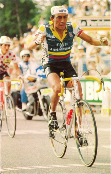 Autre grand champion colombien, ce coureur, capable de s'exprimer aussi bien en montagne qu'en contre-la-montre, a entre autres terminé troisième du Tour de France 1988…