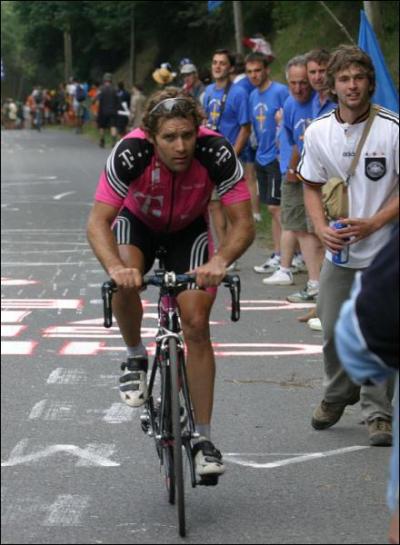 Grand rouleur, il fut champion du Monde du contre-la-montre en 2002. D'une puissance phénoménale, adepte des braquets énormes en montagne, il a été aussi meilleur grimpeur du Tour de France 2000...