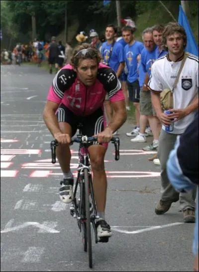 Grand rouleur, il fut champion du Monde du contre-la-montre en 2002. D'une puissance phnomnale, adepte des braquets normes en montagne, il a t aussi meilleur grimpeur du Tour de France 2000...