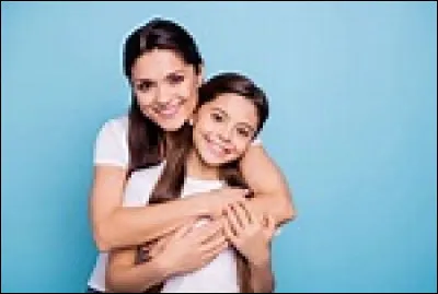 La quinquag&eacute;naire et n&eacute;anmoins tr&egrave;s charismatique commandante de police Agathe Kolt&egrave;s a demand&eacute; sa mutation dans le commissariat de police de la ville de Vannes, en Bretagne. Elle est d&eacute;sormais sous les ordres de la commissaire de police Mathilde Sirach. Quel lien les unit ?