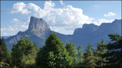 Commissaire Magellan est une s&eacute;rie t&eacute;l&eacute;vis&eacute;e polici&egrave;re fran&ccedil;aise.Chaque &eacute;pisode retrace une enqu&ecirc;te compl&egrave;te pour meurtre dans la ville, moyenne et provinciale (fictive), de Saignac, dont Simon Magellan est le perspicace commissaire. Combien d'&eacute;pisodes y a-t-il dans cette s&eacute;rie ?