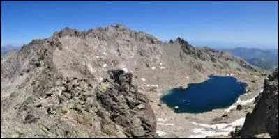 Quel est ce sommet, qui s'élève à 2 622 m d'altitude, point culminant du deuxième plus haut massif de Corse situé dans le centre de l'île ?