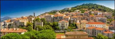 Quelle est cette ville de 3 700 habitants, sous-préfecture du département de la Corse-du-Sud, remarquable pour son site et ses rues anciennes ?