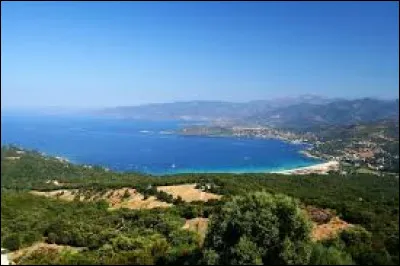 Quel est ce golfe de la côte ouest de l'île, situé au sud du précédent et délimité par deux avancées rocheuses en mer, la Punta di Cargèse au nord, et le Capo di Feno au sud ?