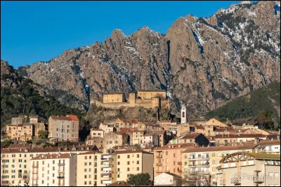 Quelle est cette ville de 7 700 habitants, située dans le centre de l'île, capitale historique et culturelle de la Corse et siège de l'université ?