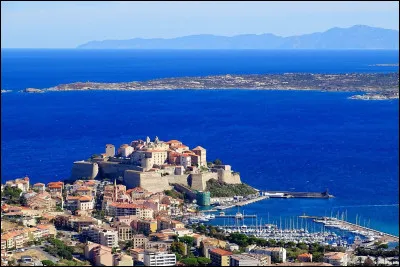 Quelle est cette ville de la côte nord-ouest de l'île, connue pour son site et pour sa grande citadelle génoise ?