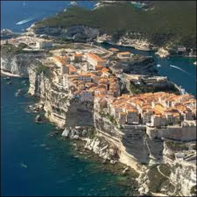 Quelle est cette petite ville de 3 200 habitants, située à l'extrémité sud de l'île, sur des falaises dominant le détroit qui sépare la Corse de la Sardaigne ?