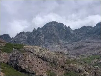 Quel est ce sommet montagneux, point culminant de l'île avec ses 2 710 m d'altitude ?