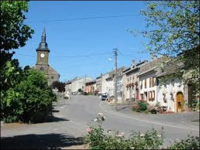 Nous sommes en Lorraine, dans la rue principale de Pexonne. Village du Lunévillois, près du massif des Vosges, il se situe dans le département ...