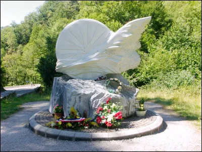 À quel cycliste tragiquement disparu, cette stèle est devenue un recueillement d'hommage ?