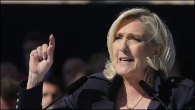 En quelle année Marine Le Pen est-elle devenue présidente du FN ?