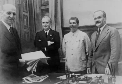 Comment s'appelle l'accord de non-agression signé par l'Allemagne et l'URSS ?