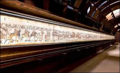 Dans quelle ville pouvez-vous admirer les célèbres tapisseries racontant la prise de l'Angleterre par Guillaume le Conquérant ?