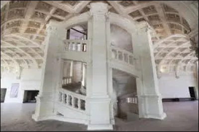 À quel peintre attribue-t-on la conception de l'escalier à double révolution du château de Chambord ?