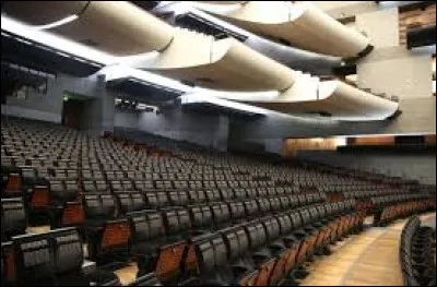 Combien de personnes peuvent prendre place dans la grande salle de l'opéra Bastille à Paris ?