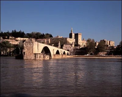 "Sur le pont d'Avignon, on y danse tous ....."