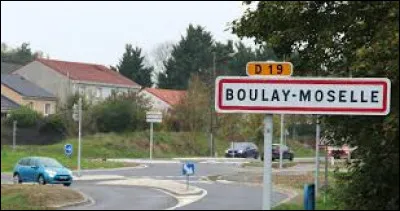 Si aucun panneau n'indique de vitesse lorsqu'on rentre dans une agglomération, à combien est automatiquement limitée la vitesse ?