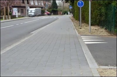 Dans la rue, tu marches et une personne te bouscule sans faire exprès. Quelle est ta réaction ?