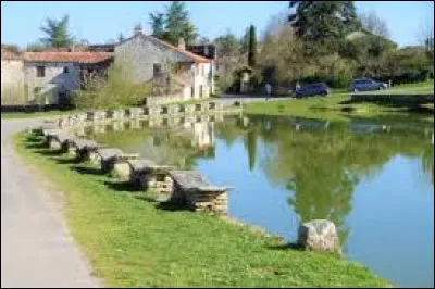 Aujourd'hui notre balade démarre près des lavoirs papillons d'Aujols. Village occitan, dans l'aire d'attraction Cadurcienne, il se situe dans le département ...
