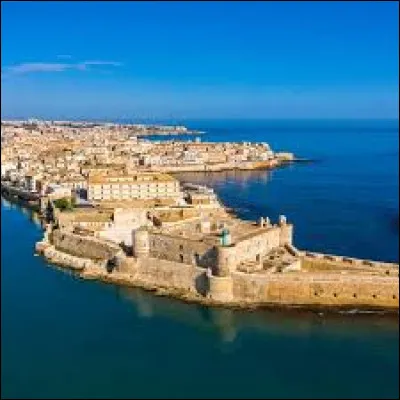 La ville sicilienne de Syracuse détient depuis le 11 août 2021 le record de chaleur en Europe. Quelle température fut relevée ce jour-là ?