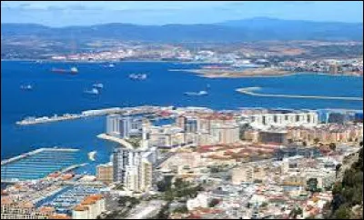 Quelle ville espagnole est située sur le détroit de Gibraltar ?