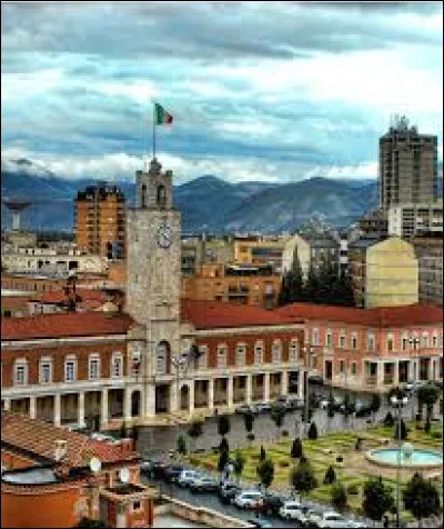 En quelle année la ville italienne de Latina, dans le Latium, fut-elle fondée, en sachant que cette fondation fut rendue possible par l'assèchement des Marais pontins ?