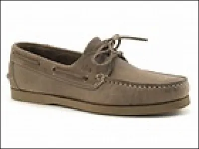 Enquêtes réservées est une série télévisée française, créée par Patrick Dewolf et Clémentine Dabadie diffusée du 18 juillet 2009 au 21 septembre 2013 sur France 3. Combien d'épisodes la composent ?