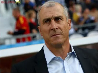 Qui est ce footballeur franco-espagnol devenu entraîneur depuis 2008 ?