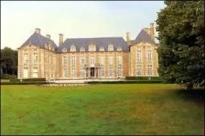Direction à présent les Hauts-de-France et le château du Fayel. Commune de l'aire d'attraction Compiégnoise, elle se situe dans le département ...