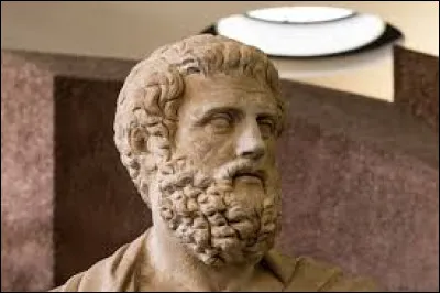 Avec Eschyle et Euripide, quel est le troisième grand tragédien de l'Athènes classique ?