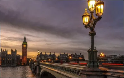 Quel groupe interprète le titre "Last Train to London" ?