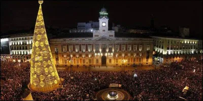 Selon la tradition, au Nouvel An, que doivent manger les madrilènes au pied de l'horloge de la Puerta del Sol ?