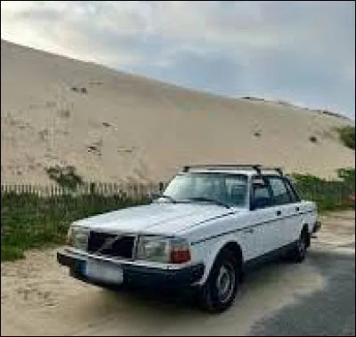 Les grandes écuries, achevées en 1735, sont longues de 186 mètres. Pour combien de chevaux ont-elles été conçues ?