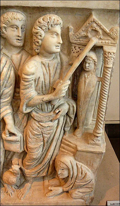 Si le petit château est un joyau de la Renaissance, de quel style est le grand château ?