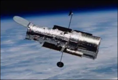 Quel est le nom du télescope spatial lancé par la NASA en 1990 ?