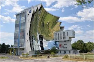 Je vous attends devant le four solaire d'Odeillo, à Font-Romeu-Odeillo-Via. Commune Catalane, elle se situe dans l'ex région ...